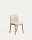 Chaise Elnor en chenille beige avec pieds en bois de chêne finition naturelle 