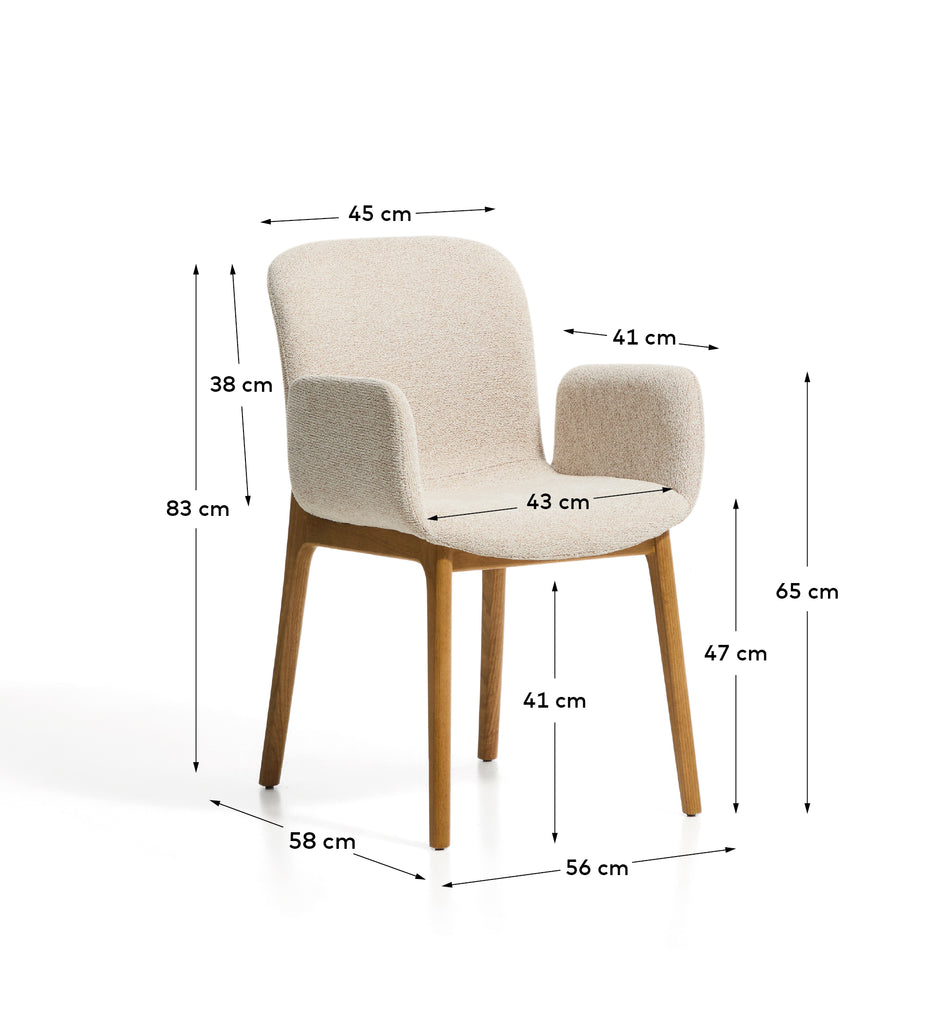 Silla Elnor amb reposabraços de xenilla beix i potes de fusta massissa de roure acabat natural