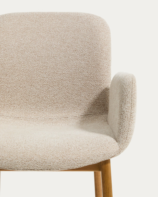 Chaise Elnor avec accoudoirs en chenille beige et pieds en bois de chêne finition naturelle 