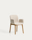 Chaise Elnor avec accoudoirs en chenille beige et pieds en bois de chêne finition naturelle 