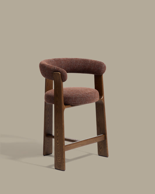 Tamboret Granite de 3 potes de xenilla marró i fusta massissa de freixe amb acabat noguera FSC™ 100% de 65 cm
