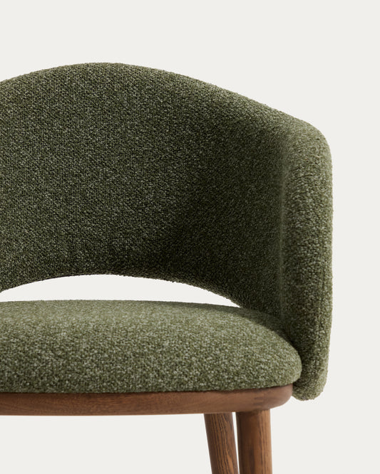 Silla Maina de chenilla gruesa verde y patas de madera maciza de fresno con acabado tono nogal FSC Mix Credit
