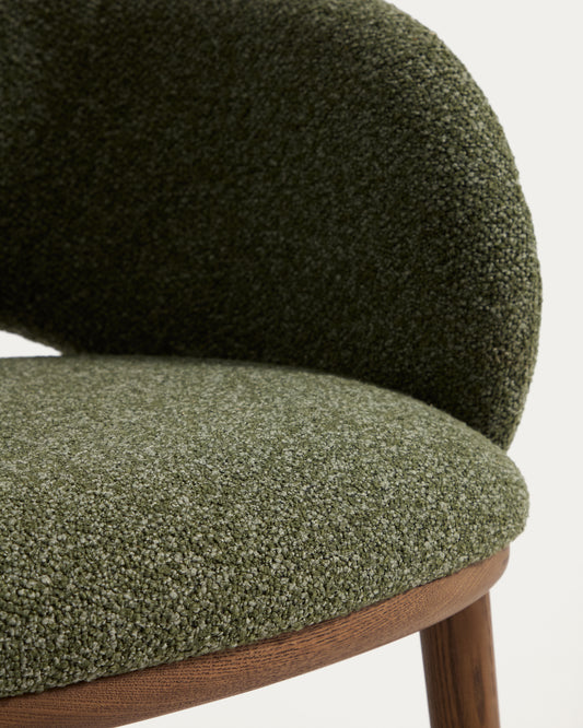 Silla Maina de chenilla gruesa verde y patas de madera maciza de fresno con acabado tono nogal FSC Mix Credit