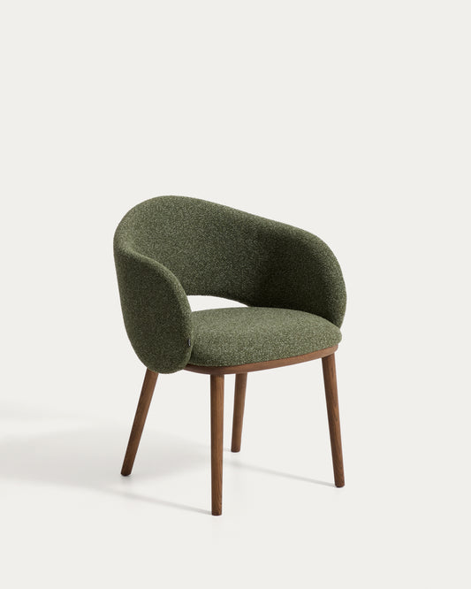 Silla Maina de chenilla gruesa verde y patas de madera maciza de fresno con acabado tono nogal FSC Mix Credit