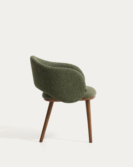 Silla Maina de chenilla gruesa verde y patas de madera maciza de fresno con acabado tono nogal FSC Mix Credit