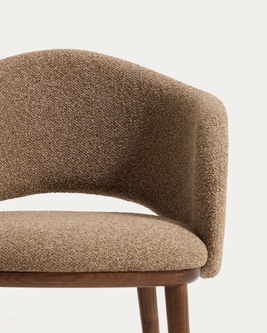 Silla Maina de chenilla gruesa marrón y patas de madera maciza de fresno con acabado tono nogal FSC Mix Credit