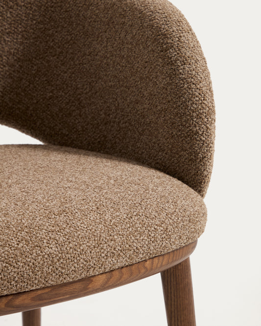 Silla Maina de chenilla gruesa marrón y patas de madera maciza de fresno con acabado tono nogal FSC Mix Credit