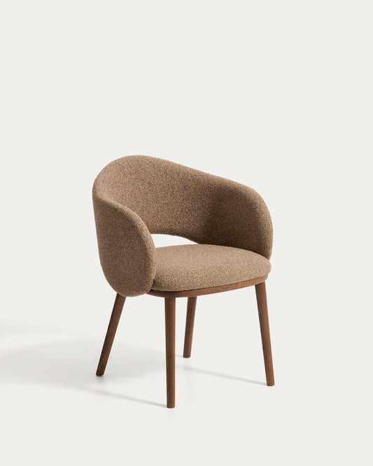 Silla Maina de chenilla gruesa marrón y patas de madera maciza de fresno con acabado tono nogal FSC Mix Credit