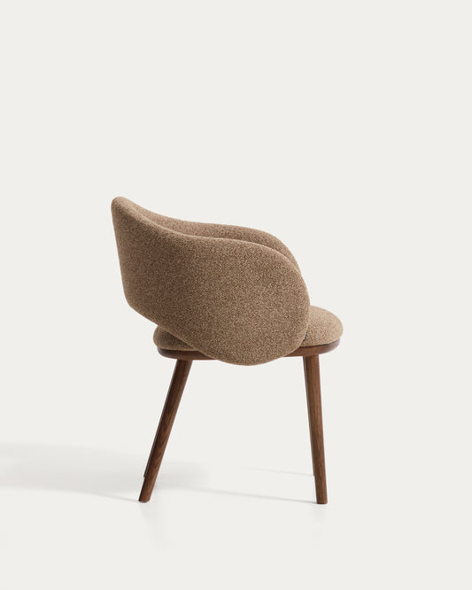 Silla Maina de chenilla gruesa marrón y patas de madera maciza de fresno con acabado tono nogal FSC Mix Credit