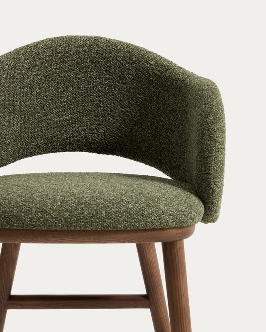 Taburete Maina de chenilla gruesa verde y patas de madera maciza de fresno con acabado tono nogal FSC Mix Credit 65 cm 