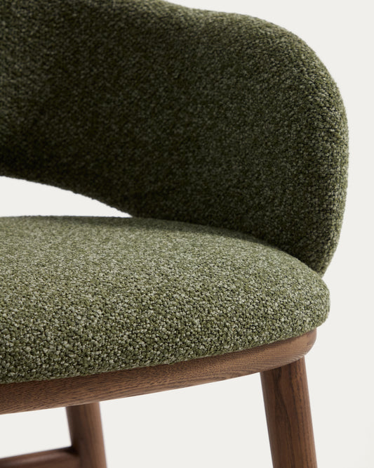 Taburete Maina de chenilla gruesa verde y patas de madera maciza de fresno con acabado tono nogal FSC Mix Credit 65 cm 