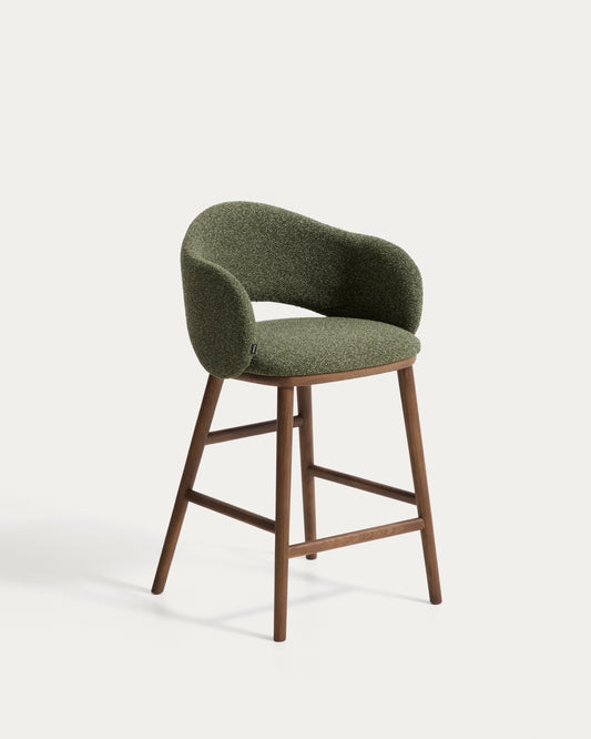 Taburete Maina de chenilla gruesa verde y patas de madera maciza de fresno con acabado tono nogal FSC Mix Credit 65 cm 