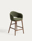 Tabouret Maina en chenille épaisse verte et pieds en bois de frêne massif avec finition ton noyer, FSC Mix Credit 65 cm
