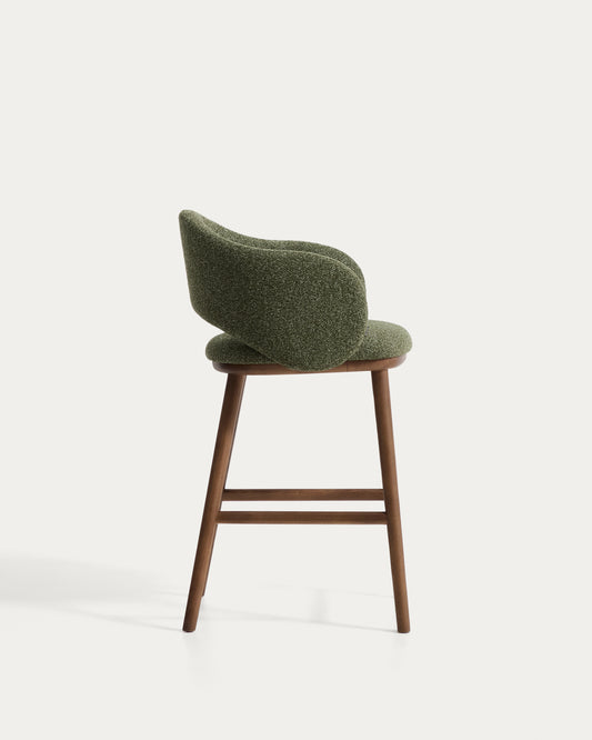 Taburete Maina de chenilla gruesa verde y patas de madera maciza de fresno con acabado tono nogal FSC Mix Credit 65 cm 