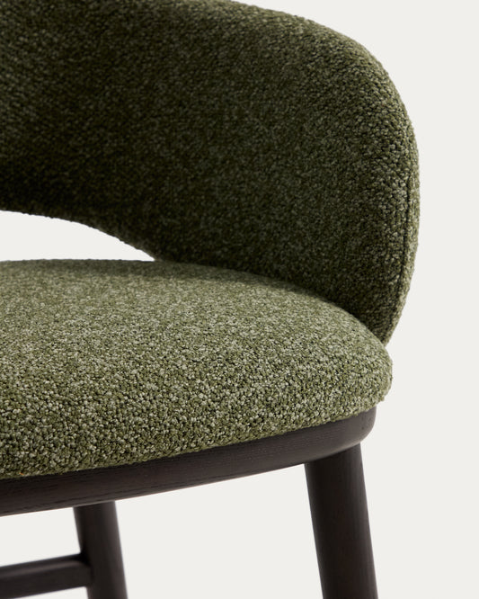 Taburete Maina de chenilla gruesa verde y patas de madera maciza de fresno con acabado tono ebonizado FSC Mix Credit 65 cm 