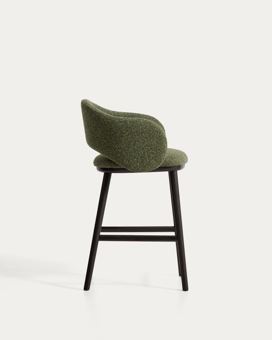 Taburete Maina de chenilla gruesa verde y patas de madera maciza de fresno con acabado tono ebonizado FSC Mix Credit 65 cm 