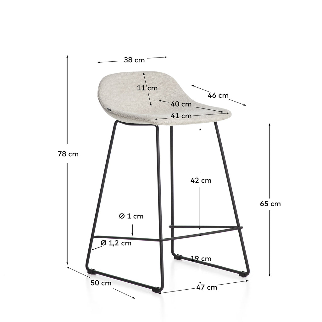 Tamboret Zahara de xenilla beix amb potes d’acer amb acabat negre de 65 cm FSC 100%