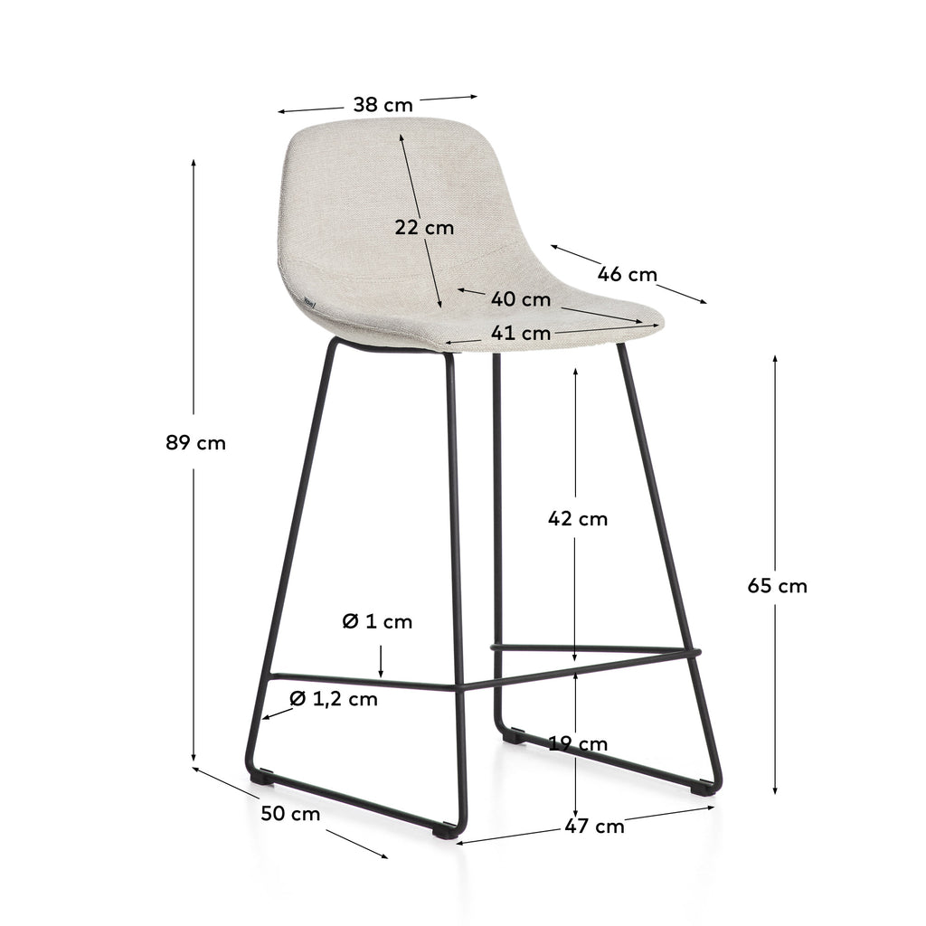 Tamboret Zahara de xenilla beix amb potes d’acer amb acabat negre de 65 cm FSC 100%