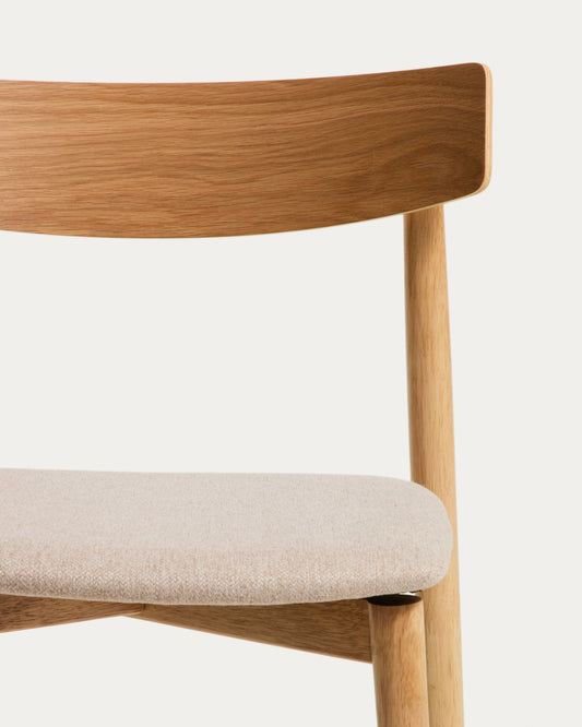 Silla Evera de chapa de roble con acabado en tono natural y chenilla beige