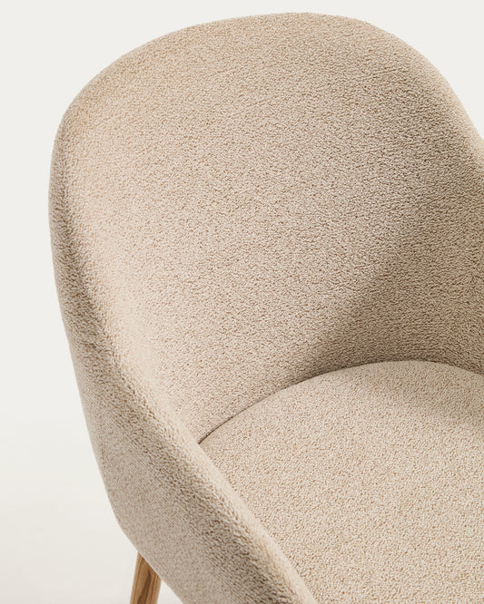 Chaise Meila ignifuge avec accoudoirs en chenille beige et pieds en bois de frêne avec finition ton naturel
