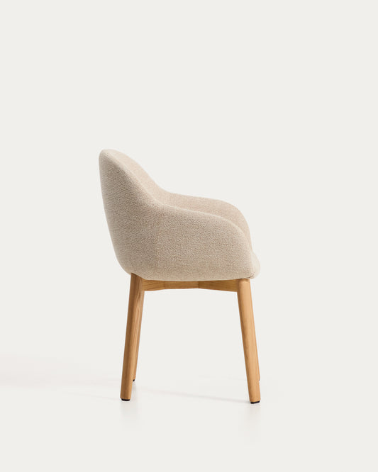 Chaise Meila ignifuge avec accoudoirs en chenille beige et pieds en bois de frêne avec finition ton naturel