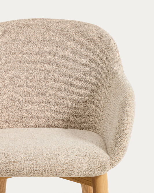 Chaise Meila avec accoudoirs en chenille beige et pieds en bois de frêne avec finition ton naturel 
