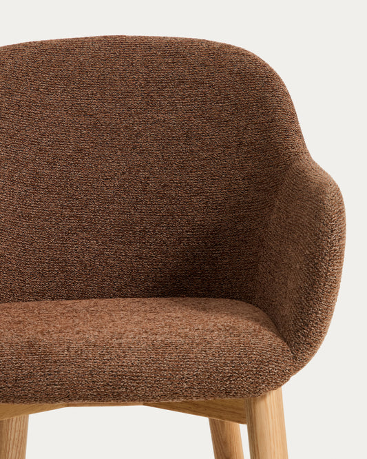 Chaise Meila avec accoudoirs en chenille terracotta et pieds en bois de frêne avec finition ton naturel 