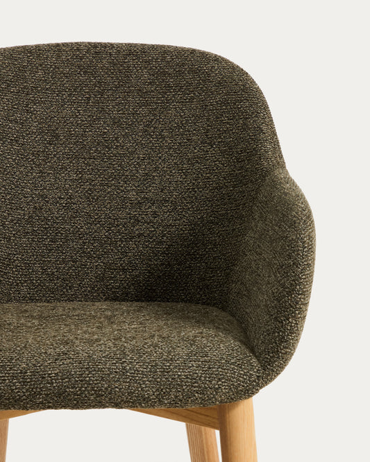 Chaise Meila avec accoudoirs en chenille verte et pieds en bois de frêne avec finition ton naturel 