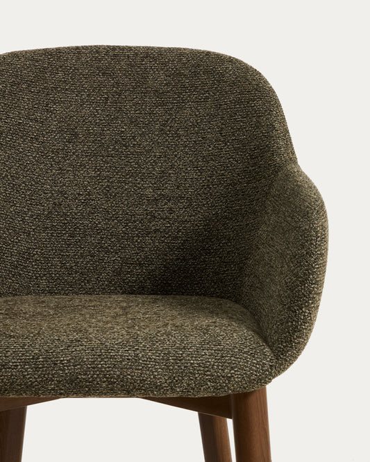 Chaise Meila avec accoudoirs en chenille verte et pieds en bois de frêne avec finition ton noyer