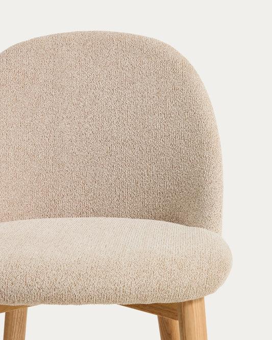 Chaise Meila en chenille beige et pieds en bois de frêne avec finition ton naturel 