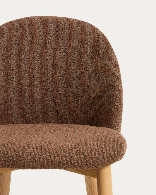 Chaise Meila en chenille terracotta et pieds en bois de frêne avec finition ton naturel 