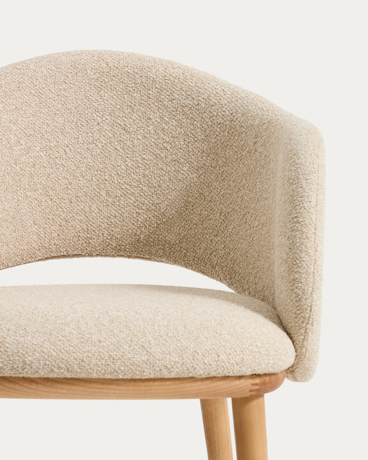 Silla Maina de chenilla gruesa beige y patas de madera maciza de fresno con acabado tono natural FSC Mix Credit