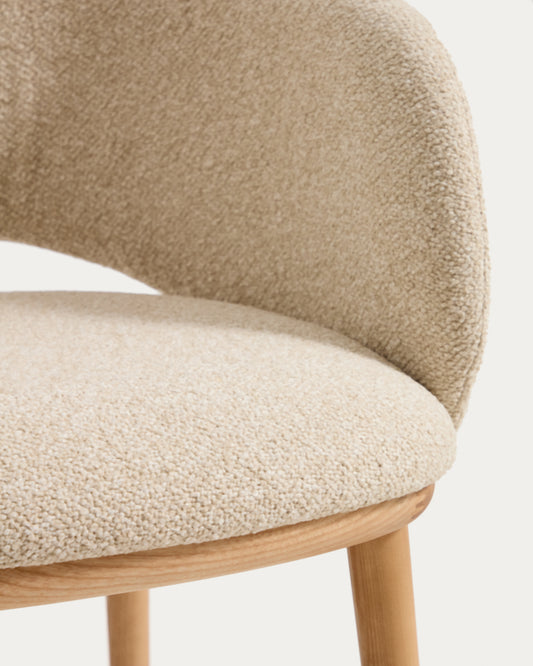 Silla Maina de chenilla gruesa beige y patas de madera maciza de fresno con acabado tono natural FSC Mix Credit