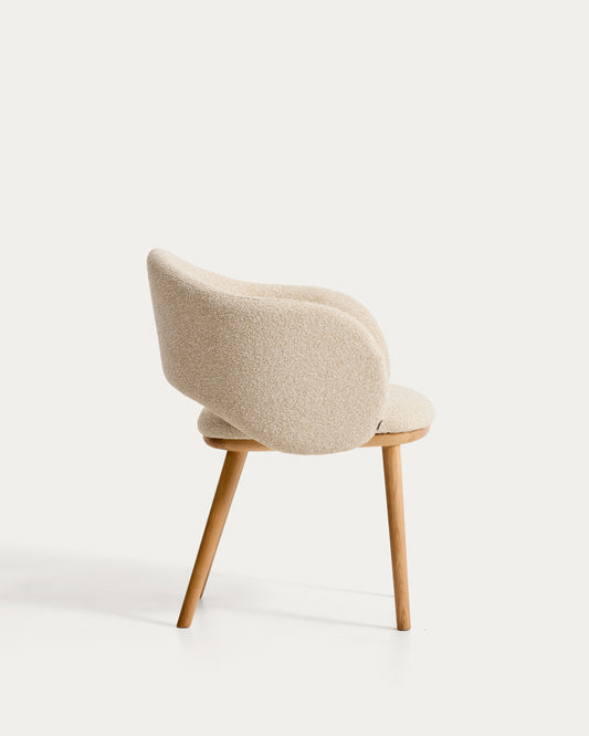 Silla Maina de chenilla gruesa beige y patas de madera maciza de fresno con acabado tono natural FSC Mix Credit