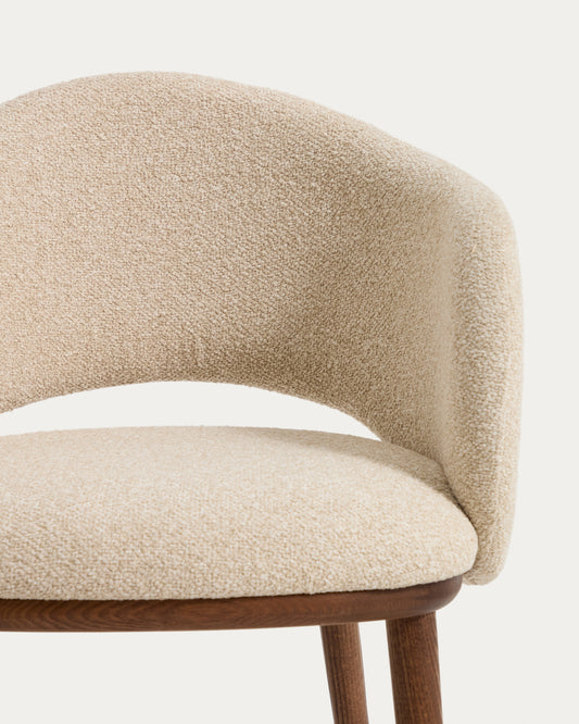 Silla Maina de chenilla gruesa beige y patas de madera maciza de fresno con acabado tono nogal FSC Mix Credit