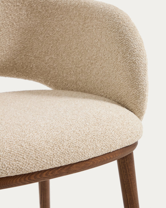 Silla Maina de chenilla gruesa beige y patas de madera maciza de fresno con acabado tono nogal FSC Mix Credit