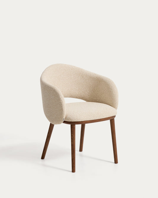 Silla Maina de chenilla gruesa beige y patas de madera maciza de fresno con acabado tono nogal FSC Mix Credit