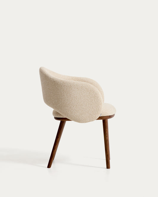 Silla Maina de chenilla gruesa beige y patas de madera maciza de fresno con acabado tono nogal FSC Mix Credit