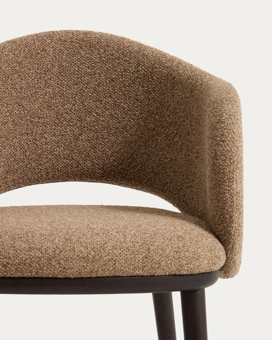 Silla Maina de chenilla gruesa marrón y patas de madera maciza de fresno con acabado tono ebonizado FSC Mix Credit