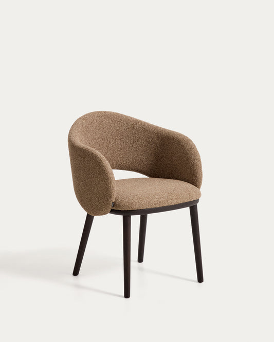 Silla Maina de chenilla gruesa marrón y patas de madera maciza de fresno con acabado tono ebonizado FSC Mix Credit