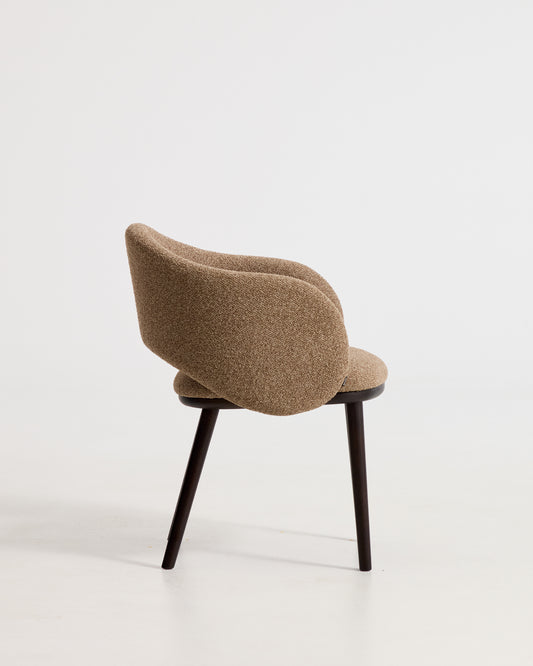 Silla Maina de chenilla gruesa marrón y patas de madera maciza de fresno con acabado tono ebonizado FSC Mix Credit