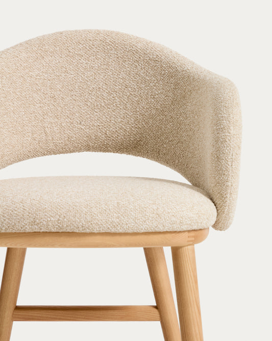 Taburete Maina de chenilla gruesa beige y patas de madera maciza de fresno con acabado tono natural FSC Mix Credit 65 cm 