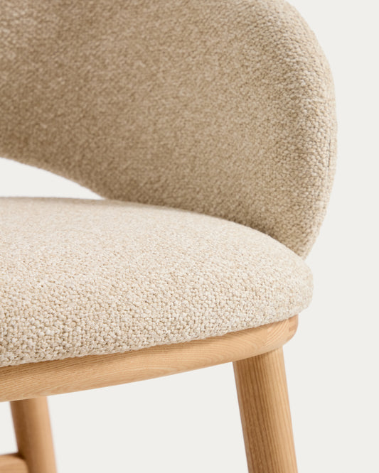 Taburete Maina de chenilla gruesa beige y patas de madera maciza de fresno con acabado tono natural FSC Mix Credit 65 cm 