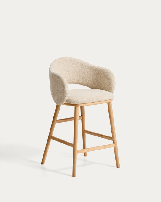 Taburete Maina de chenilla gruesa beige y patas de madera maciza de fresno con acabado tono natural FSC Mix Credit 65 cm 