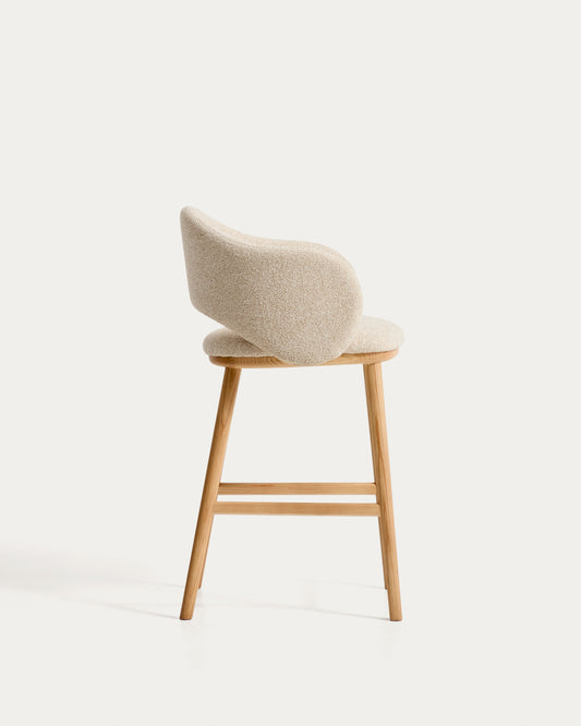 Taburete Maina de chenilla gruesa beige y patas de madera maciza de fresno con acabado tono natural FSC Mix Credit 65 cm 