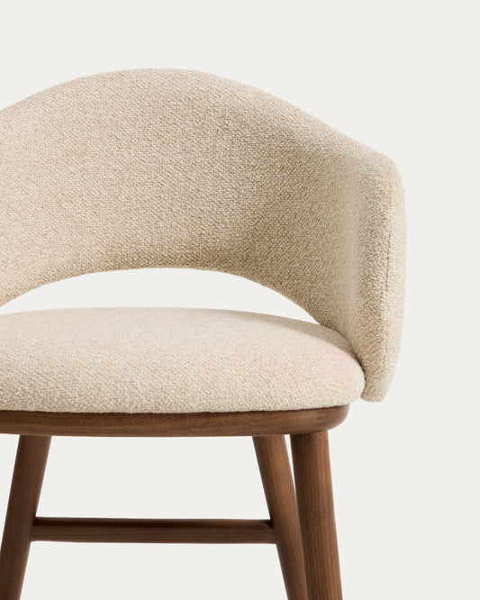 Taburete Maina de chenilla gruesa beige y patas de madera maciza de fresno con acabado tono nogal FSC Mix Credit 65 cm 
