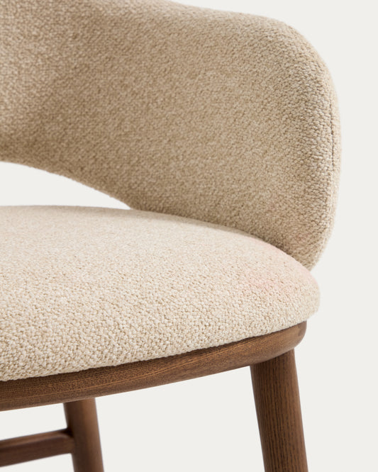 Taburete Maina de chenilla gruesa beige y patas de madera maciza de fresno con acabado tono nogal FSC Mix Credit 65 cm 