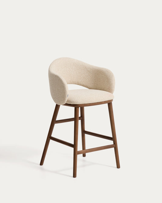 Taburete Maina de chenilla gruesa beige y patas de madera maciza de fresno con acabado tono nogal FSC Mix Credit 65 cm 