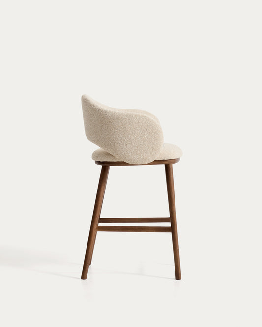 Taburete Maina de chenilla gruesa beige y patas de madera maciza de fresno con acabado tono nogal FSC Mix Credit 65 cm 