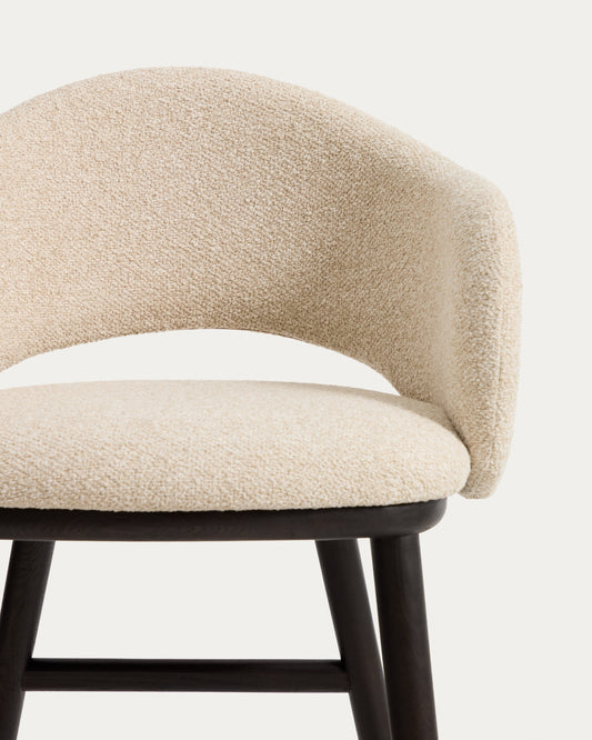 Taburete Maina de chenilla gruesa beige y patas de madera maciza de fresno con acabado tono ebonizado FSC Mix Credit 65 cm 